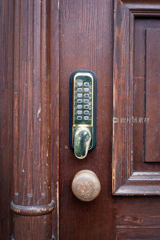 棕色木门上的金色密码钥匙