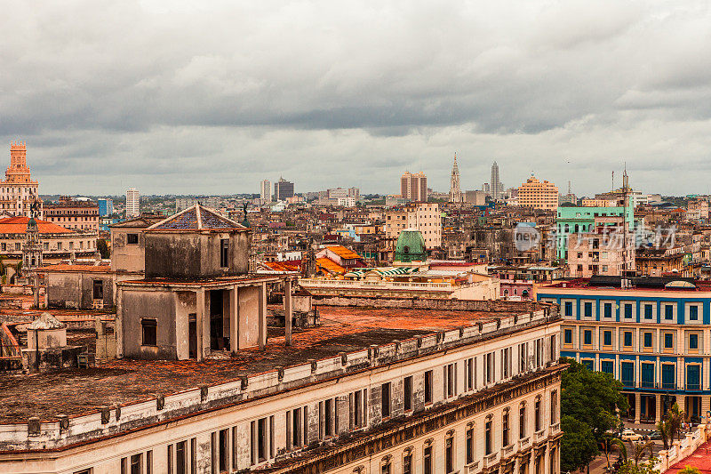 哈瓦那的城市景观，古巴。受欢迎的加勒比和拉丁美洲度假目的地。戏剧性的天空