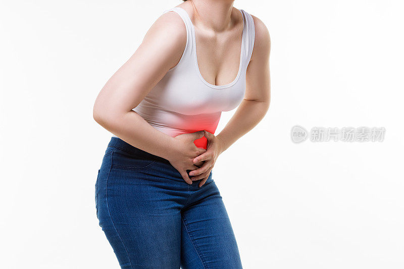 腹部疼痛的妇女，腹部疼痛的白色背景