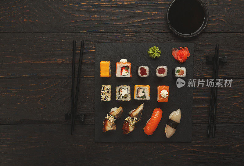 寿司和卷设置在日本餐厅的黑色木材