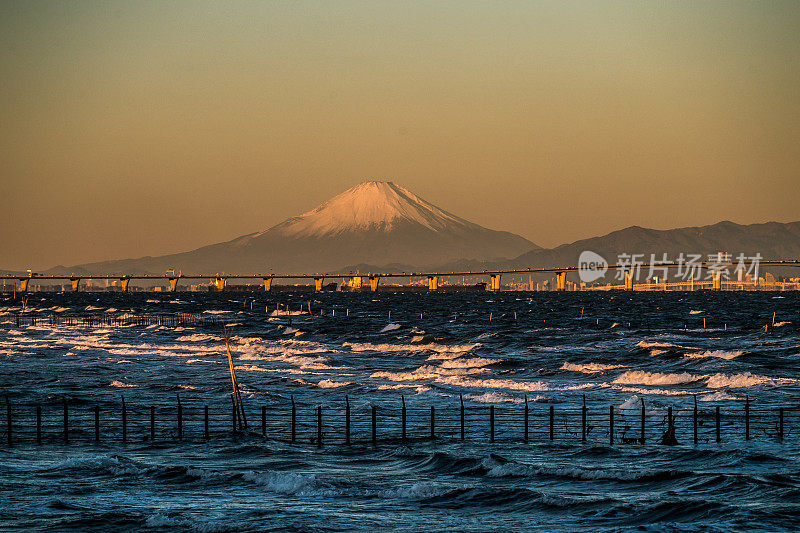 日出时，我感觉到富士山。