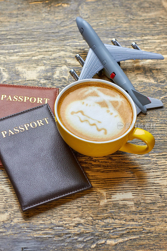 咖啡、护照和玩具飞机。
