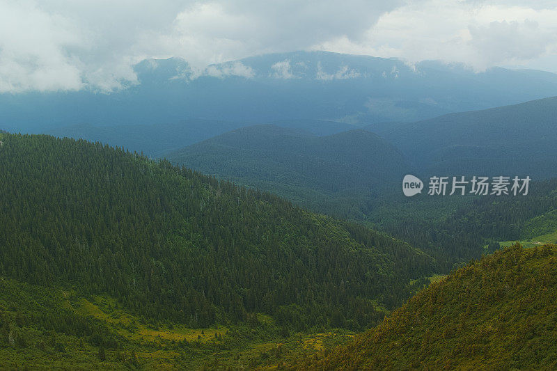 喀尔巴阡山脉的暮色