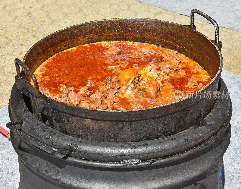 户外烹饪菜炖牛肉