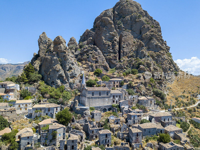小村庄Pentedattilo的鸟瞰图，教堂和废弃村庄的废墟，希腊殖民山Calvario，