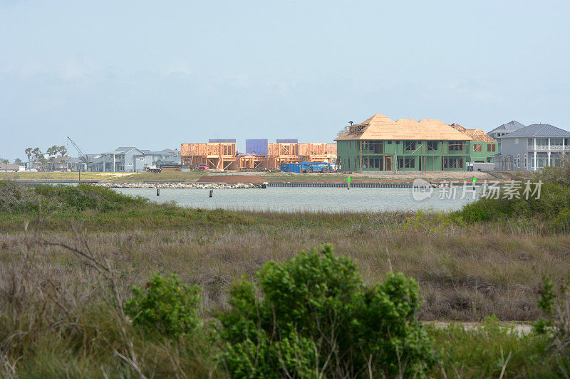 德克萨斯州罗克波特——在飓风哈维之前，海滨住宅正在建设中