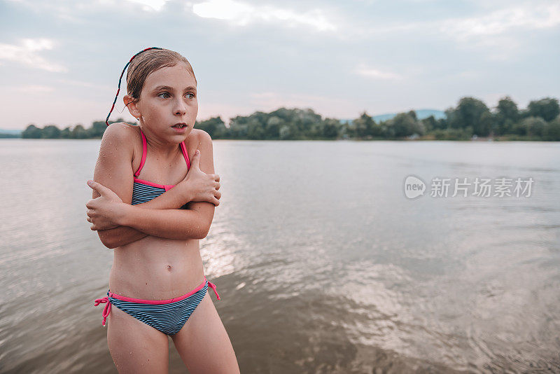 女孩在河里游泳后发抖