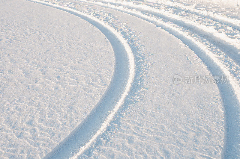 雪地上的轮胎印