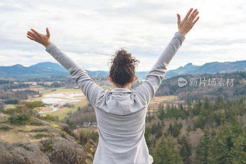 年轻的身体健康的女子徒步旅行自己