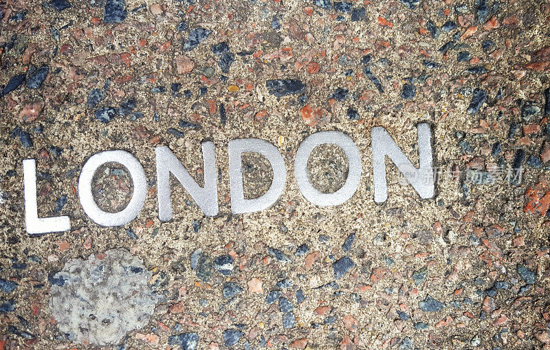 “伦敦”写在人行道上