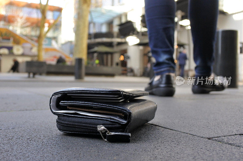 一个女人在大街上丢了钱包