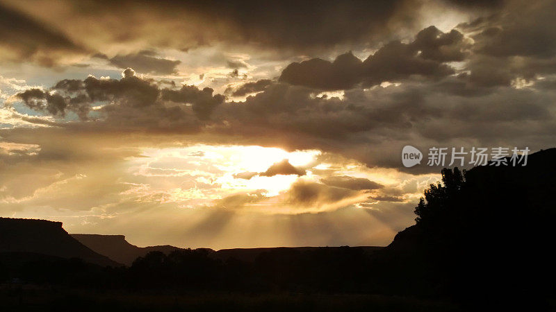 在维珍犹他州附近的维珍河谷，透过季风云的太阳射线