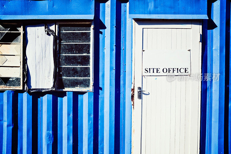 瓦楞铁板，亮蓝色建筑，带有工地办公室标识