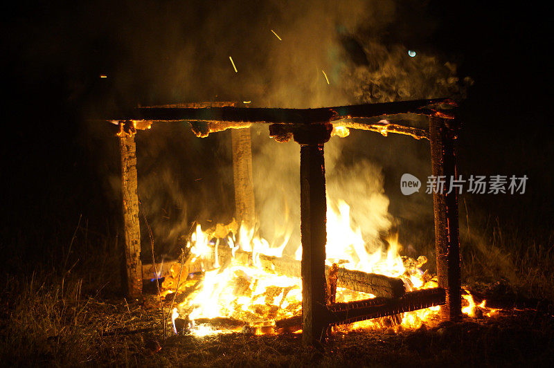 燃烧的木头桌子