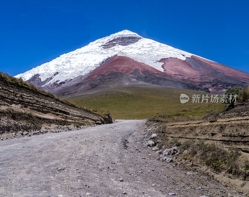 厄瓜多尔科托帕希火山，积雪覆盖