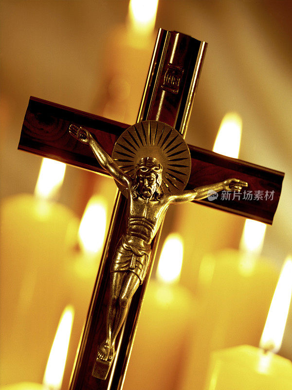 十字架和教堂蜡烛