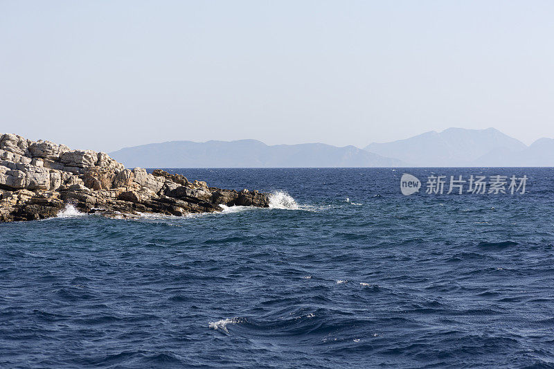 在土耳其博德鲁姆格拉的地平线上，爱琴海戈科娃湾的岩石海岸