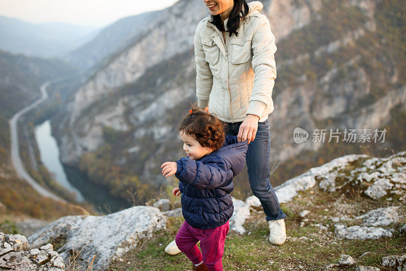 母亲和女儿在山顶