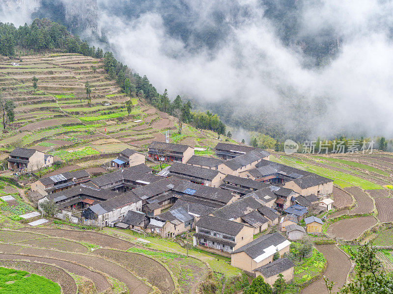 鸟瞰图一个美丽的村庄在山区，仙居，浙江省，中国。