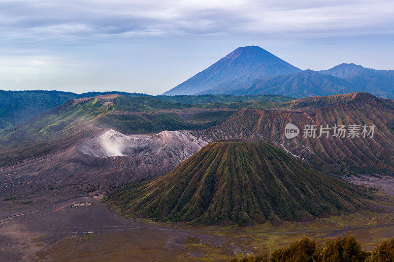 印度尼西亚爪哇岛上的卡尔德拉滕格、布罗莫、巴托克和塞默鲁火山。