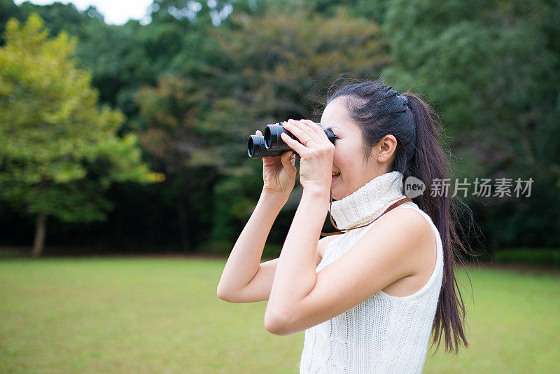 日本妇女使用双筒望远镜