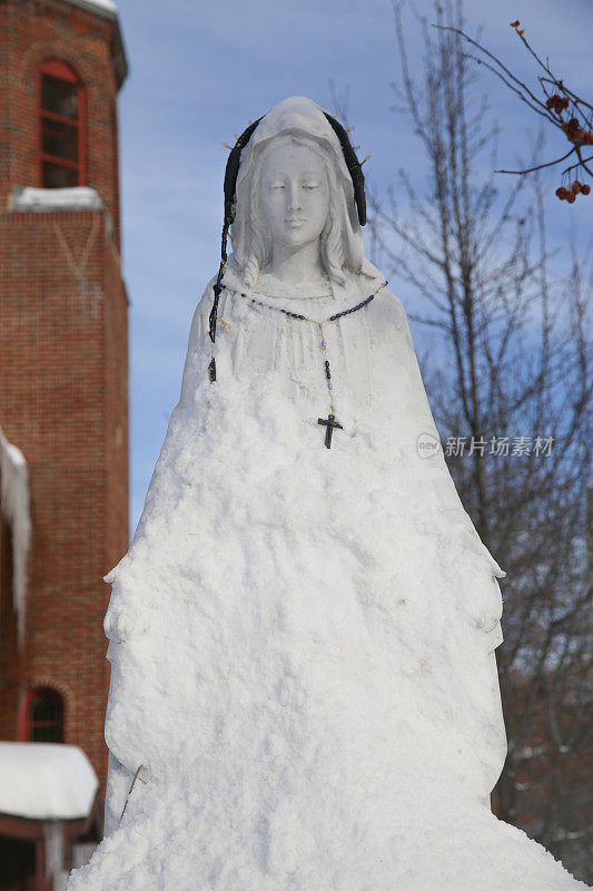 圣母玛利亚雪覆盖雕像戴念珠，教堂