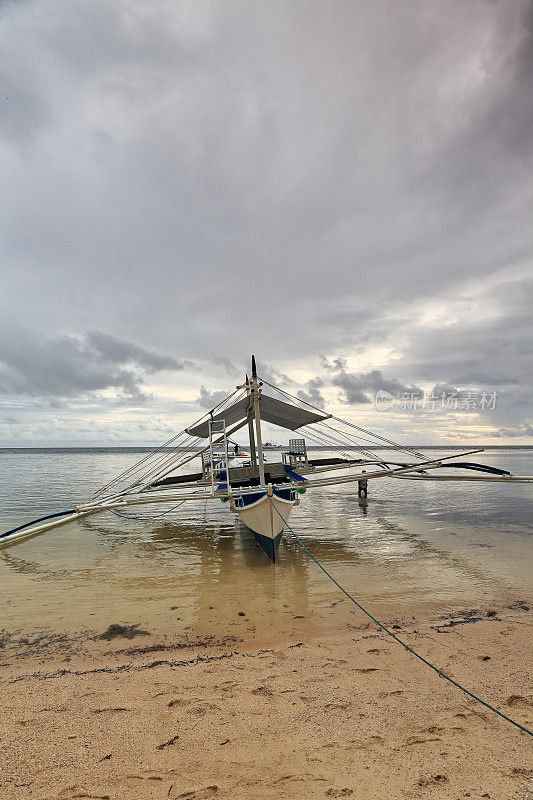 巴郎盖或邦加船搁浅在海滩上。蓬Ballo-Sipalay-Philippines。0342