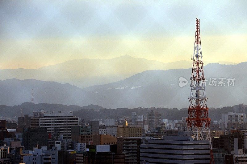 通讯塔和福冈市景，日本