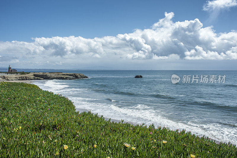 暴风雨后俯瞰太平洋海滩的路径