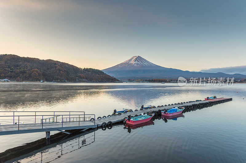 早晨的富士山和川口湖，秋季的富士山在山町。