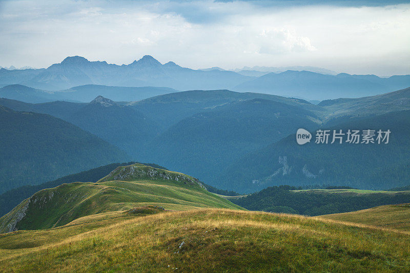 多云的天空和低雾的瀑布山脉和山脉