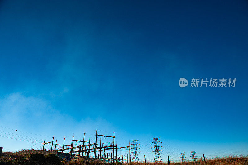 电杆和风电场背景