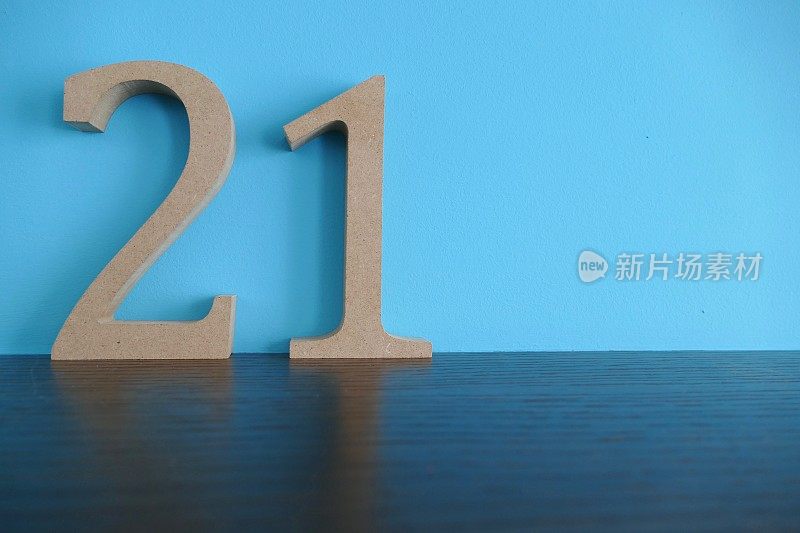 蓝色背景上木质数字21