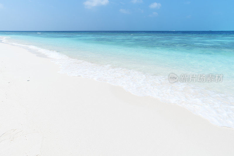 海滩沙滩和海浪复制空间场景