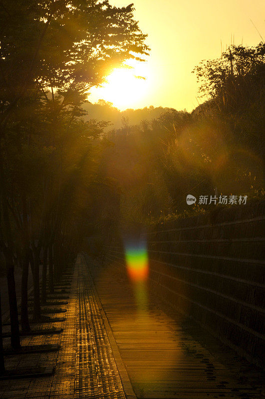 夕阳中的龙泉山