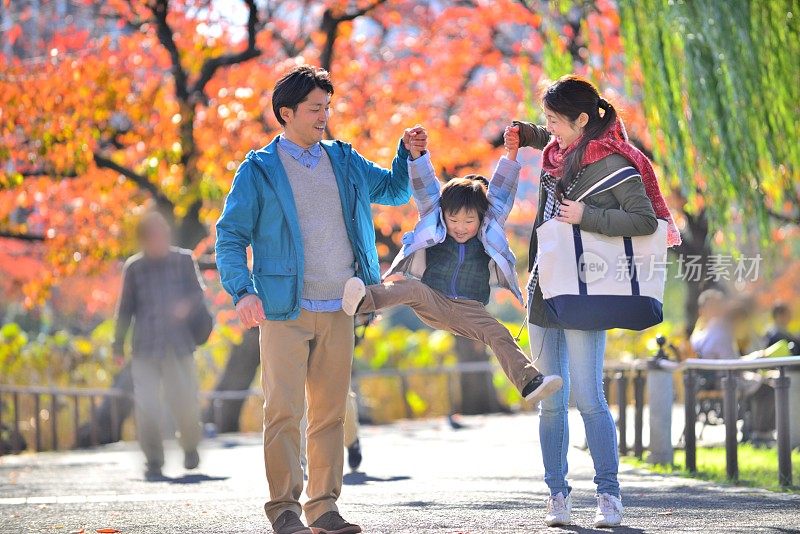 一对日本夫妇和他们的儿子在东京上野公园散步