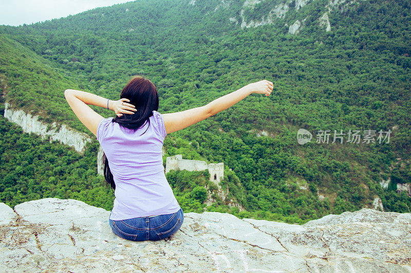 女人喜欢悬崖边的风景