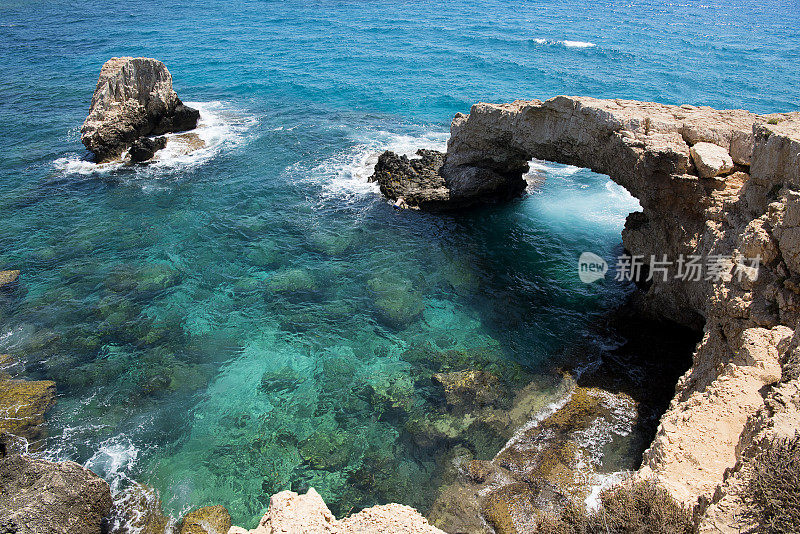 爱之桥和泻湖从塞浦路斯阿伊纳帕悬崖上竞争