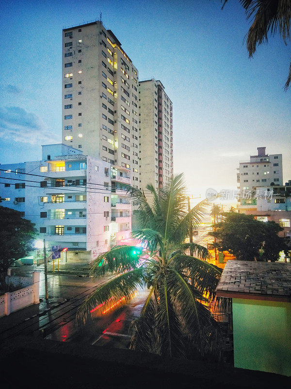 夕阳在维达多区和马雷孔，哈瓦那。古巴