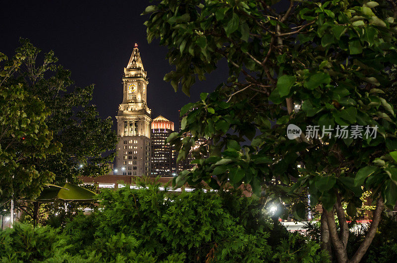 波士顿海关大楼在夏天的夜晚