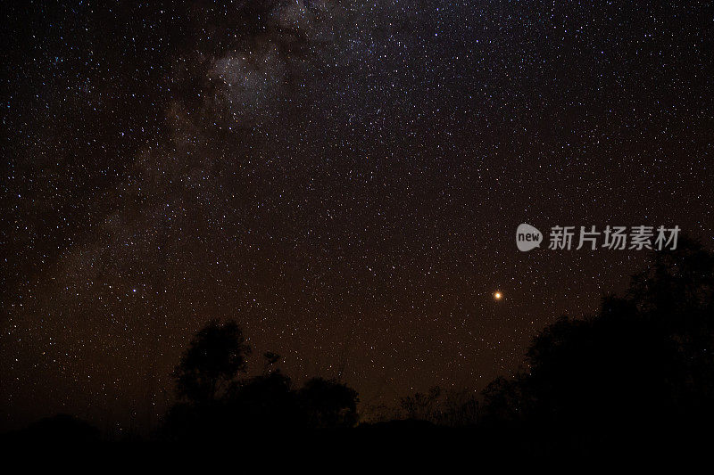 银河里明亮的星星在没有月亮的黑暗夜晚闪闪发光