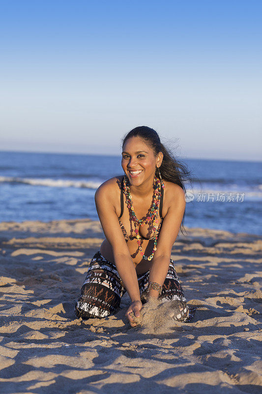 在里约热内卢伊帕内玛海滩玩沙子的巴西女人
