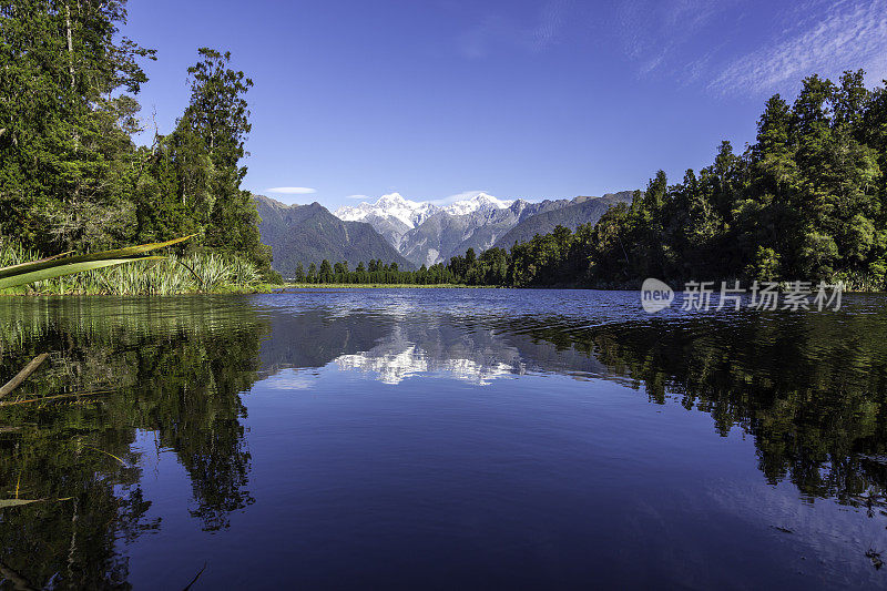 湖Matheson反射景观全景，新西兰，南岛