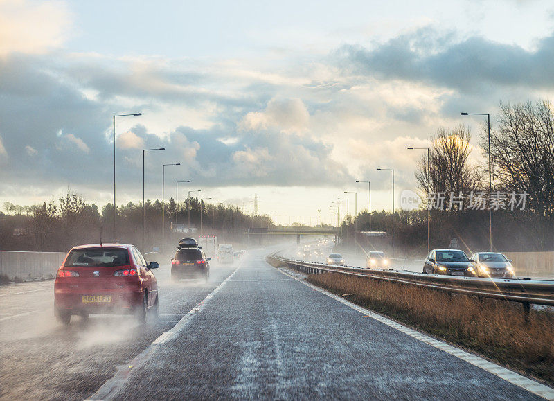 潮湿的英国高速公路交通