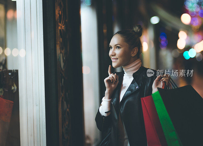 圣诞节的时候，拎着购物袋的女人