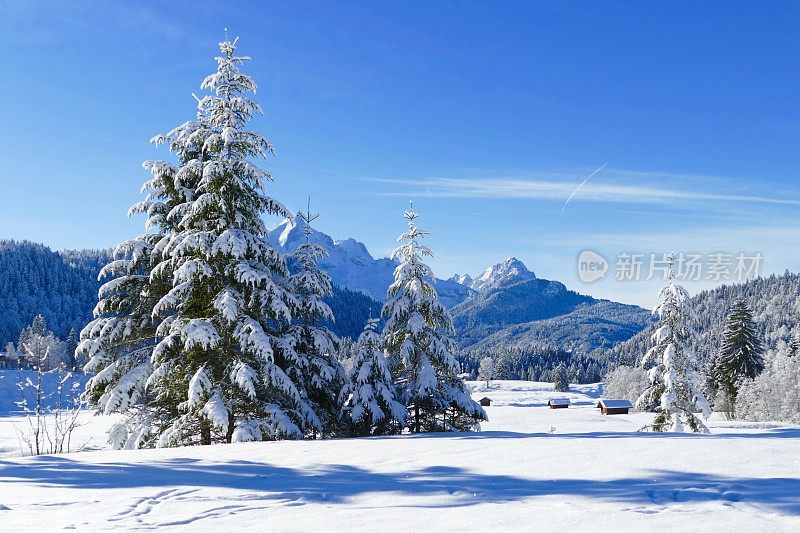 冰雪覆盖的巴伐利亚山脉:Karwendelgebirge