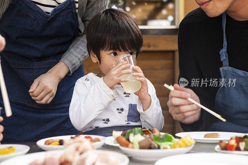 口渴的孩子喝饮料