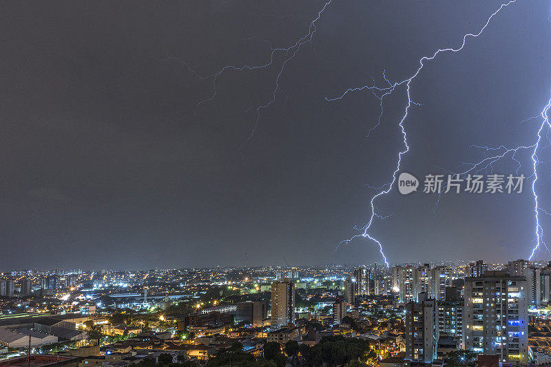 黑夜里有暴风雨和闪电