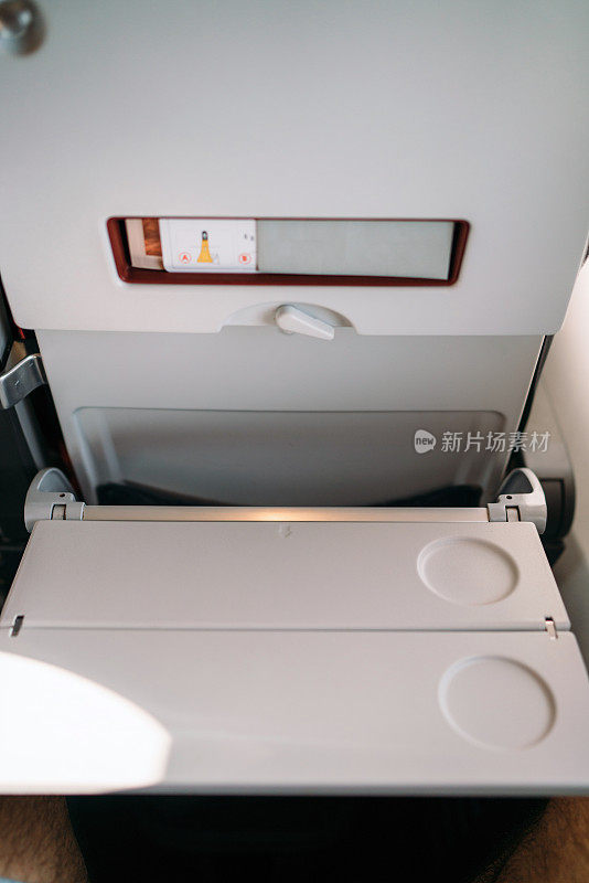 飞机座椅靠背的小桌板，选择性聚焦