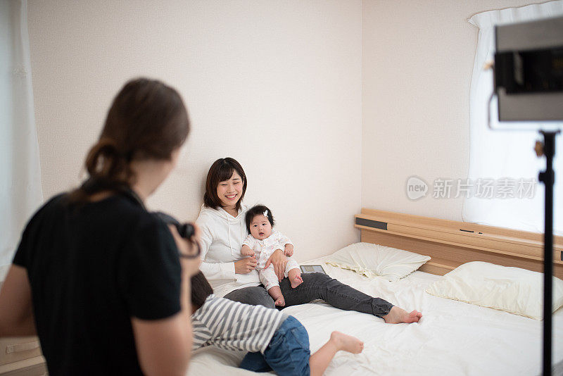 摄影师在拍一个家庭的照片